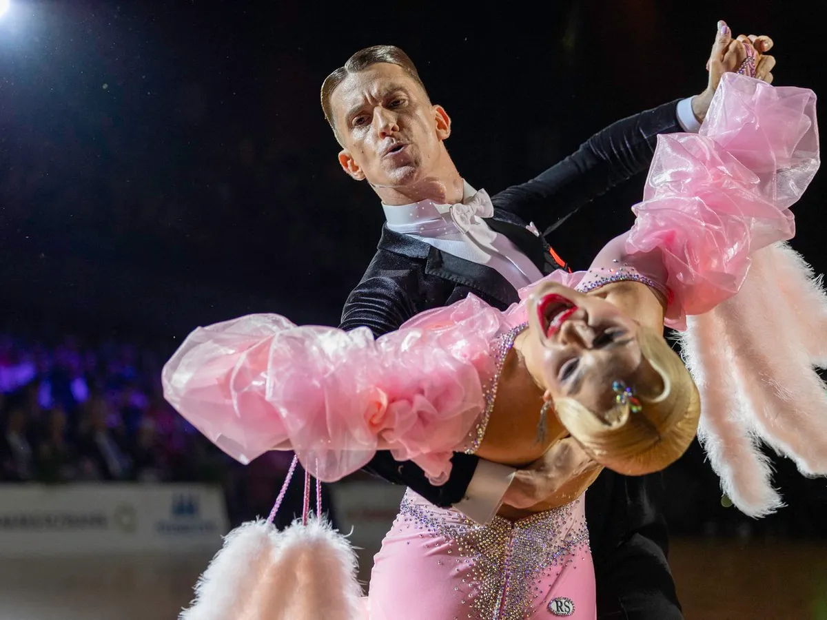 Doi români, Rareș Cojoc și Andreea Matei, campioni mondiali la dans sportiv „Standard”. Și-au păstrat coroana