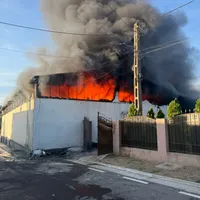 Incendiu violent la o hală cu peleți și uleiuri din Galați - Foto: ISU Galați