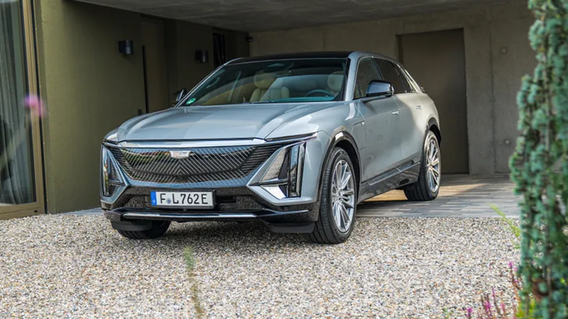 GM revine după 6 ani în Europa cu o mașină electrică. SUV-ul premium Cadillac Lyriq e făcut în China - Foto: Cadillac