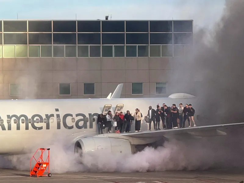 VIDEO Un avion American Airlines a luat foc pe Aeroportul Denver. Pasagerii, evacuați pe aripă - Foto: Profimedia Images