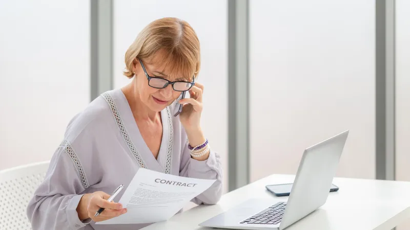 Pensionară verificând pensia la computer - Foto: Freepik