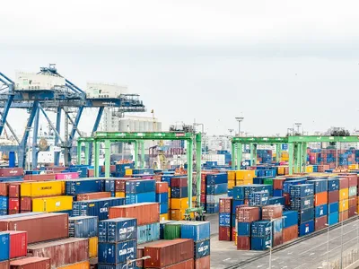 Containere sosite din import. Sursa: Pixabay