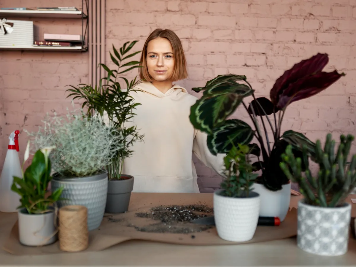 Femeie cu plante - Foto: Magnific,com (Imagine cu rol ilustrativ)