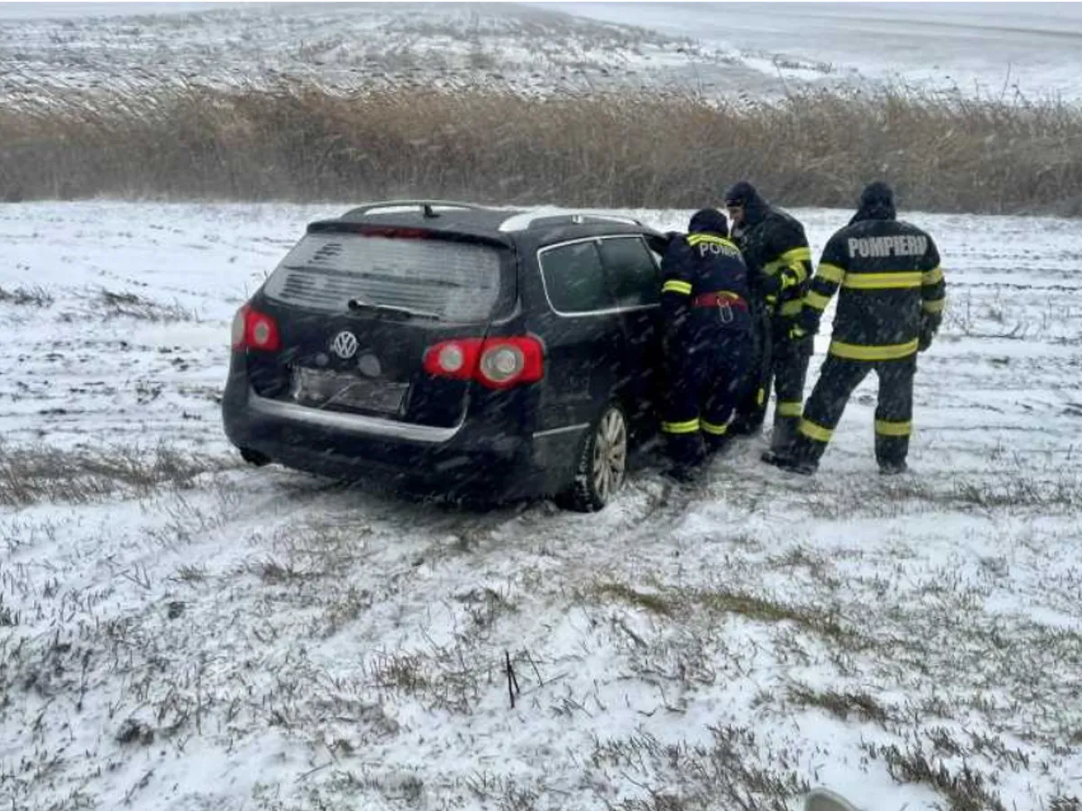 Zece localităţi din judeţul Brăila, fără curent electric. Copac căzut peste o maşină cu o persoană înăuntru