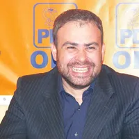 Minune. Vâlcov a fost, în același timp, director la Slatina, student și doctorand la București