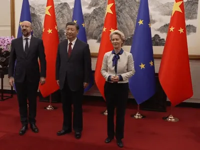 Ce va alege UE între zâmbetul mieros al chinezilor și ostilitatea lui Trump. „Nu cred prea mult în acest scenariu”