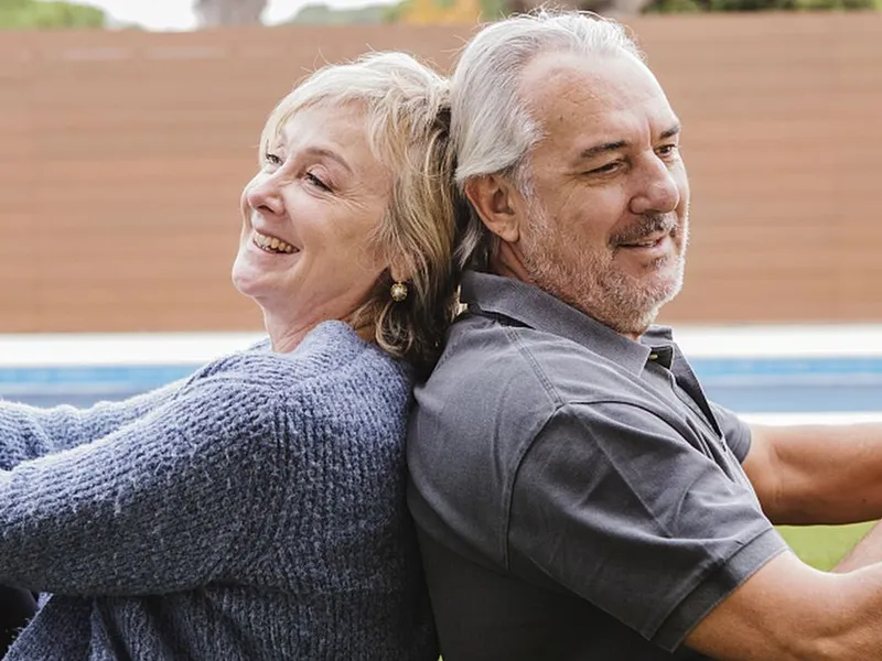 Cuplu de seniori îndrăgostiţi, în grădină - Foto: Freepik/CC0