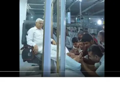 Imagini virale: lider spiritual indian, în cabină de sticlă cu aer condiționat și picioarele afară pentru a fi sărutate