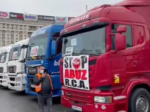 Zeci de camioane, „parcate” în Piața Victoriei. FOTO: Captură video