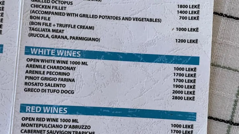 Mai multe meniuri de la restaurantele de pe litoralul din Albania arată că prețurile sunt mai mult decât decente. / Foto: Facebook