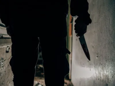 Un tânăr de 26 de ani şi-a ucis tatăl cu 18 lovituri de cuţit, în București, după un scandal. Agresorul a fost reținut