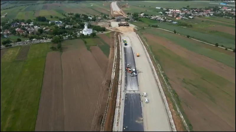 Turcii au mărit ritmul pe lotul 1 al „Autostrăzii Ford”. Trebuia să se circule din 2022 - Foto: captură video