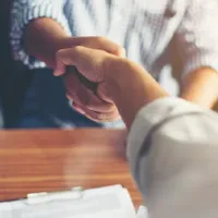 Unii români pot câștiga în străinătate de câteva ori mai mult ca în țară Foto: Freepik.com - rol ilustrativ