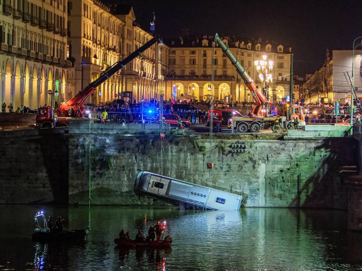 Accident șocant! Un autocar dă cu spatele și cade în râu. Șoferul a fost găsit mort - Foto: Profimedia Images