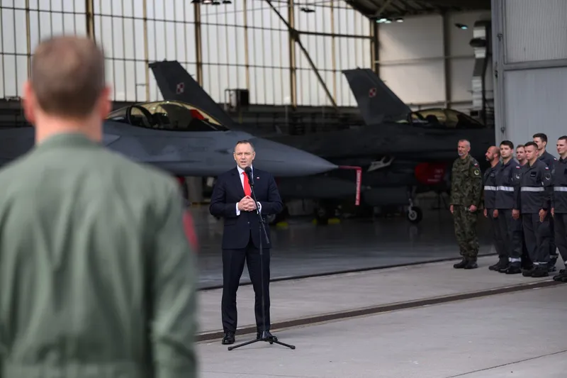 Președintele polonez Karol Nawrocki în timpul unei întâlniri cu soldații de la Baza Aeriană Tactică 31 - Foto: Profimedia Images