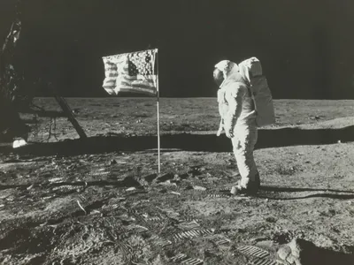 Buzz Aldrin, fotografiat pe Lună de Neil Armstrong, lângă drapelul SUA - Foto: Profimedia