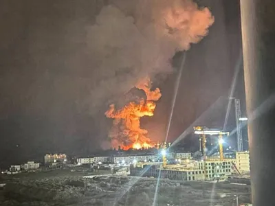 Terminalul petrolier Sheskharis, în flăcări - Foto: X/ @NOELreports