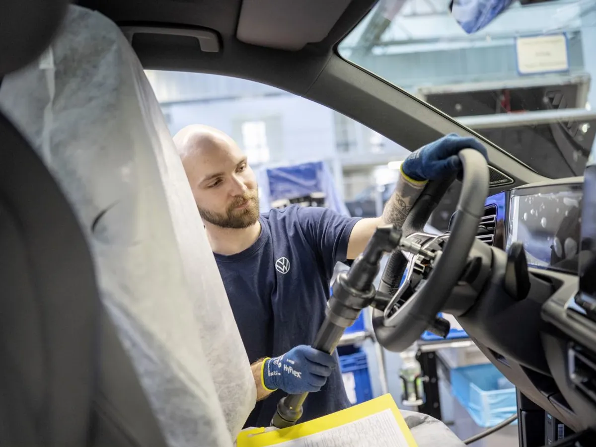 Imagine dintr-o linie de asamblare Volkswagen din uzina de la Wolfsburg - Foto: Volkswagen Newsroom/CC0