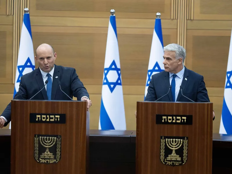 Bennett şi Lapid formaseră în iunie 2021 o coaliţie unică în istoria Israelului, reunind partide de dreapta, de centru, de stânga şi pentru prima oară o formaţiune arabă - Foto: Profimedia Images