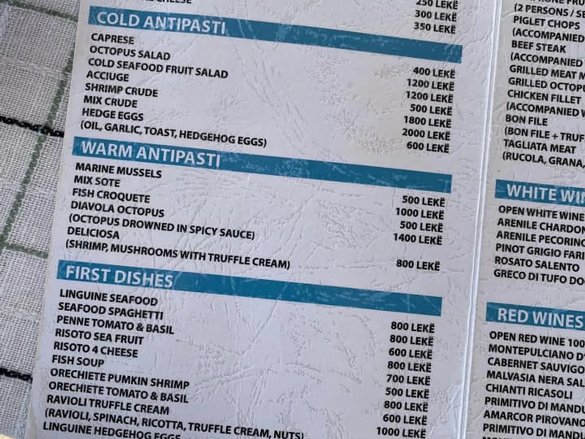 Mai multe meniuri de la restaurantele de pe litoralul din Albania arată că prețurile sunt mai mult decât decente. / Foto: Facebook