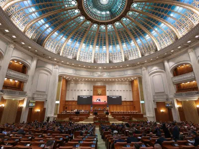 Cei 6 șefi de la Camera Deputaților au încasat 200.000 lei în trei ani pentru că au titlul de doctor