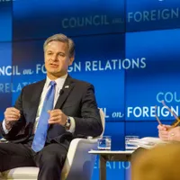 Christopher Wray, directorul FBI, explicând ce "prietenoși" sunt rușii/FOTO: fbi.gov