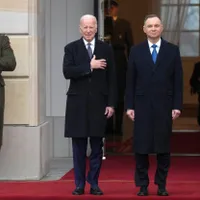 Întâlnire istorică la un an de război. Joe Biden, primit de președintele Poloniei la Varșovia - FOTO: Profimedia Images