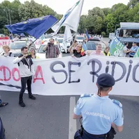 Sute de moldoveni au protestat anul trecut, în fața Guvernului, pentru autostradă