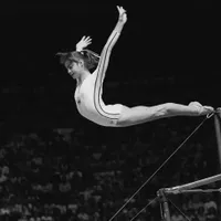 În această fotografie de arhivă din 18 iulie 1976, Nadia Comăneci, din România, coboară de la paralele inegale în timpul unei performanțe perfecte de "10" la Jocurile Olimpice de vară de la Montreal, Canada Foto: profimediaimages.ro