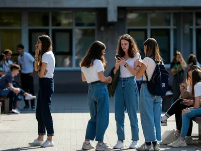Rezultatele examenului de Bacalaureat 2025 se publică astăzi. Cum poți să verifici notele ușor? Foto: Imagine generată de AI prin Reve.Art