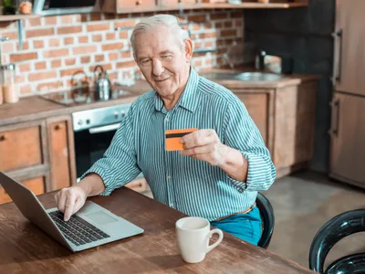 Pensionar cu cardul - Foto: Freepik