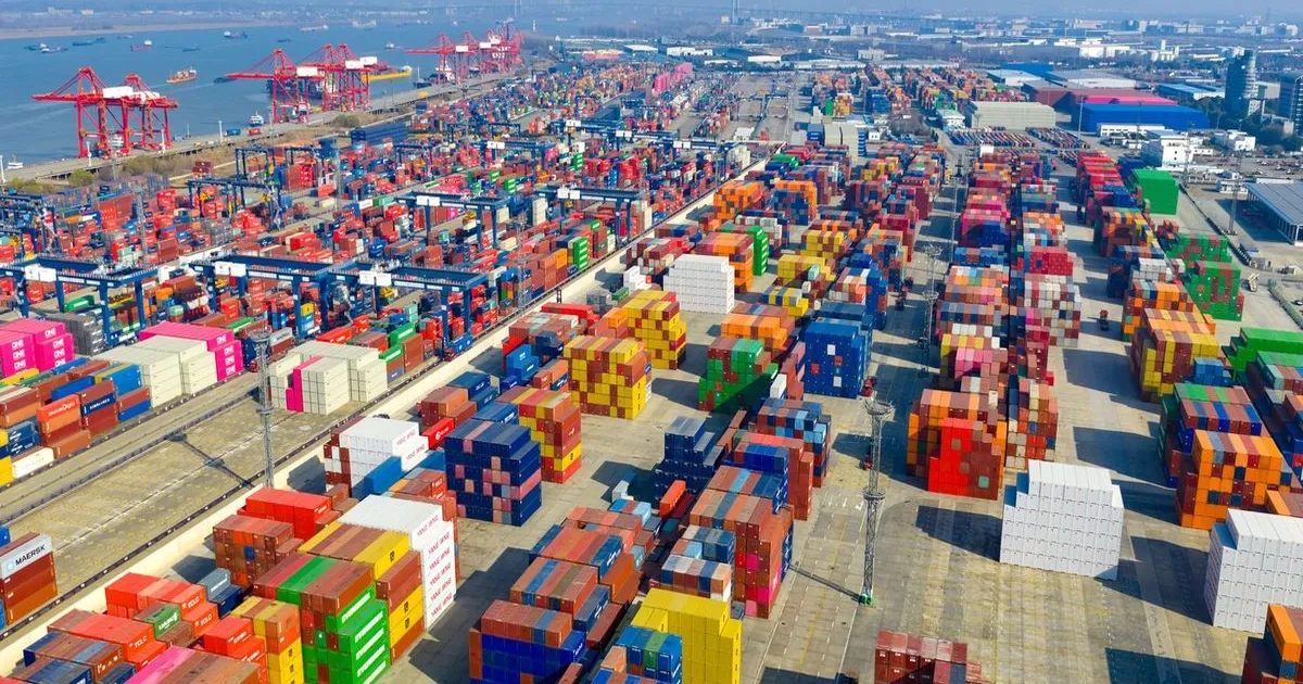 Economiștii spun că afluxul de importuri ieftine din China ar putea reduce inflația din Marea Britanie • Newsweek România