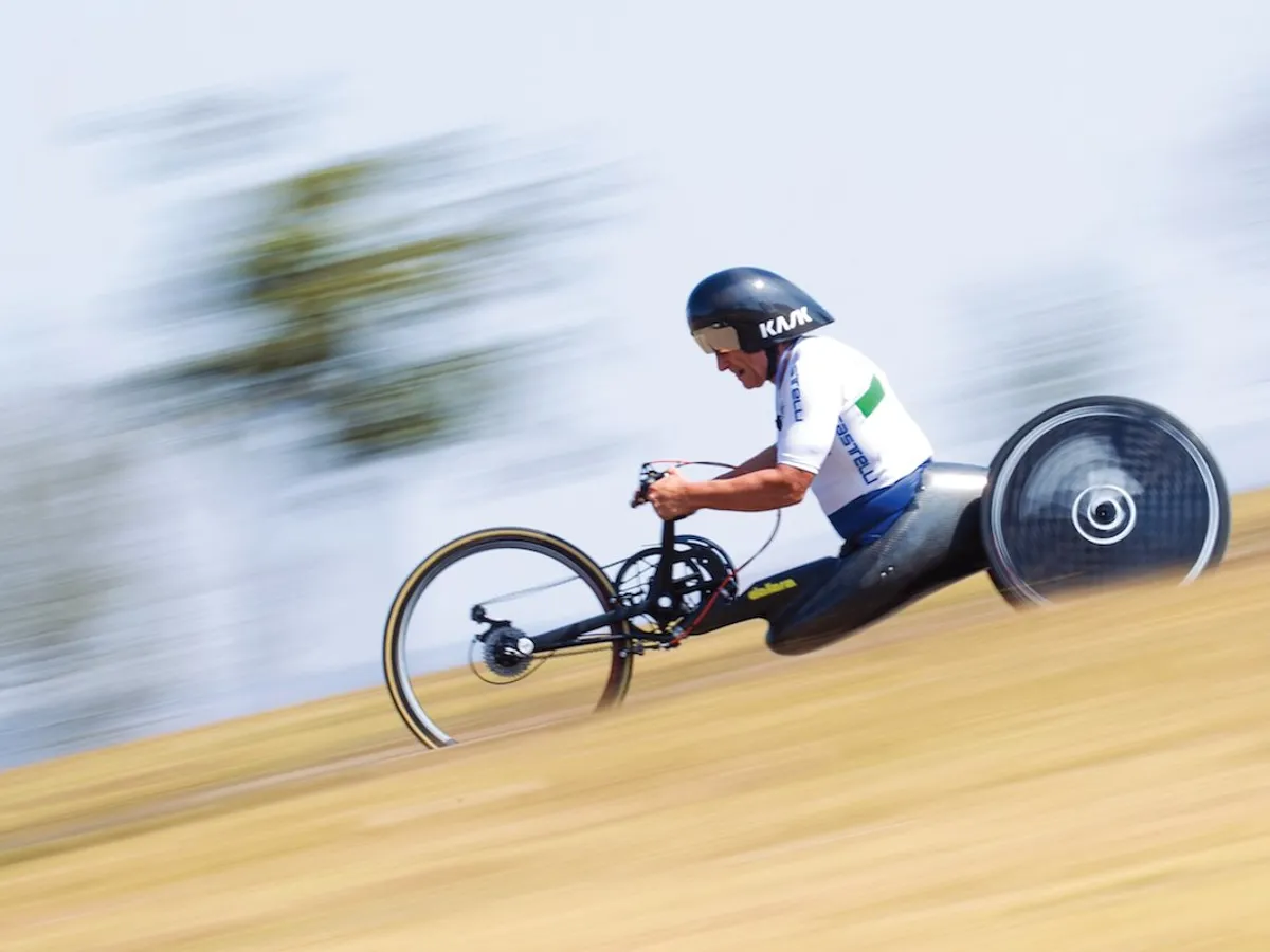 35 km/h este viteza  maximă atinsă pe liniile  drepte plate cu căruciorul.  20 de viteze are  bicicleta, care poate atinge o viteză maximă de 60 km/h.