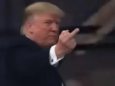 Trump i-a arătat „degetul” unui contestatar - Foto: captură video