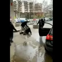 Șoferii și scuteriștii s-au luat la bătaie la pompă. / Foto: captură video