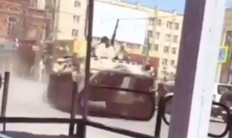 Vehicule blindate BTR 80 cu dungi albe trecând prin Astrahan/Foto: daily mirror