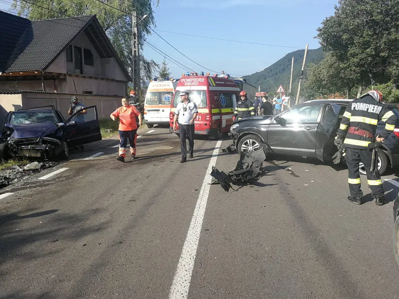 Două mașini s-au lovit frontal pe DN11 Oneşti – Braşov, la Oituz. / Foto: infotraficromania.ro