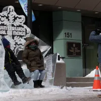 Sculptură din gheață pe o stradă din Ottawa. / Foto: Profimedia
