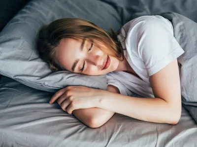 Femeie care doarme cu capul pe o pernă - Foto: Freepik (rol ilustrativ)