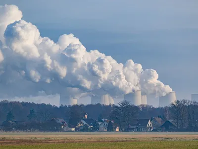 Germania. Nori impunători de vapori de apă se ridică din turnurile de răcire ale centralei electrice pe bază de lignit Jänschwalde - Foto: Profimedia Images