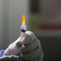 Tipul vaccinului anti COVID și o estimare a timpului de așteptare, afișate de la 1 aprilie. Foto Inquam Photos/Octav Ganea