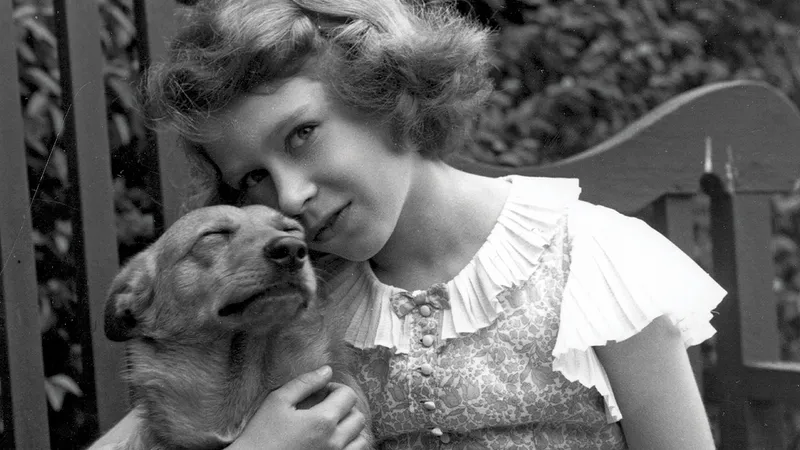 Prințesa Elizabeth pe terenul din 145 Piccadilly, care a fost reședința ei londoneză până când tatăl ei a preluat tronul în 1936, în urma abdicării fratelui său, Regele Edward al VIII-lea.