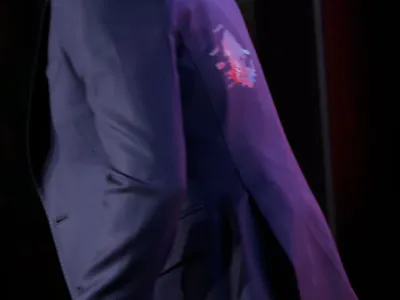 Imagini neverosimile: își lansa cartea, când a fost atacat cu ouă chiar de unchiul său! 