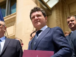 Nicuşor Dan, pe treptele Curţii Constituţionale, după tranferul formal de putere de la interimarul Ilie Bolojan - Foto: INQUAM PHOTOS/Codrin Unici