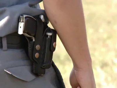 Un polițist a fost oprit cu 12 focuri de armă după ce a încercat să fure 900 de baxuri cu țigări - Foto: Arhivă
