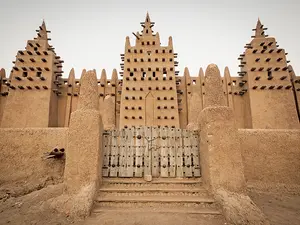 MADRASSA PESTE ANI - Marea Moschee a lui Djenné-Djenno a fost construită din chirpici în 1907, pe locul moscheii originale, care e posibil să fi existat încă din 1200 și care a fost un centru major al învățăturii islamice în Evul Mediu