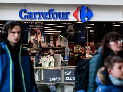 Clienţii merg prin faţa intrării într-un hypermarket Carrefour, în Mall-ul Galeria Krakowska, din centrul Cracoviei – Foto: Profimedia Images (Imagine cu caracter ilustrativ)