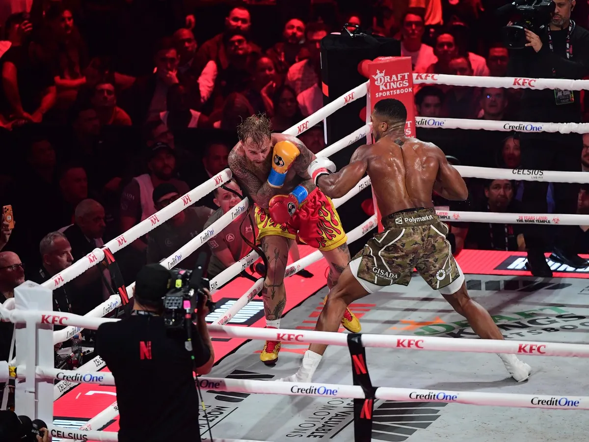 VIDEO YouTuber-ul Jake Paul s-a crezut mare boxer. Greul Anthony Joshua l-a doborât cu un KO brutal