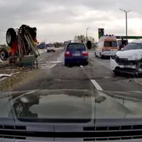 Un șofer de 22 de ani s-a „jucat” la volan și a răsturnat un buldoexcvator pe DN6. / Foto: infotraficromania.ro