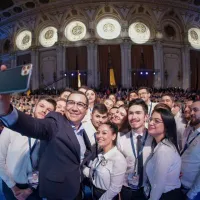 Ponta cu băieți și fete/FOTO: g4media.ro